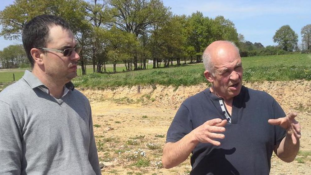 Luc Hamon (à droite), éleveur à Sainte-Anne-sur-Vilaine, attend depuis deux ans la construction de ses bâtiments, tout comme Gildas Denis, producteur de porcs, également engagé. © Apepha
